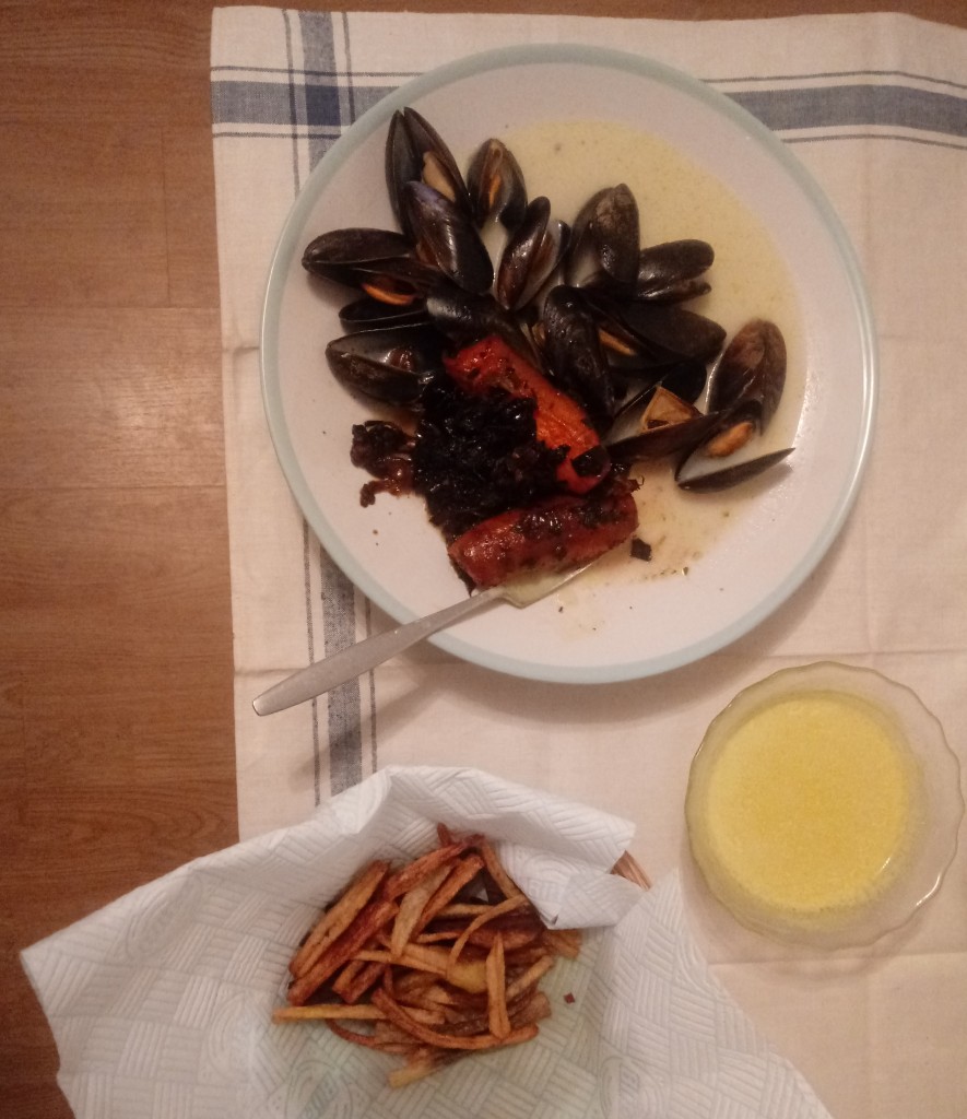 A plate of mussels, a bowl of home-made mayonnaise, and a box of Belgian French fries